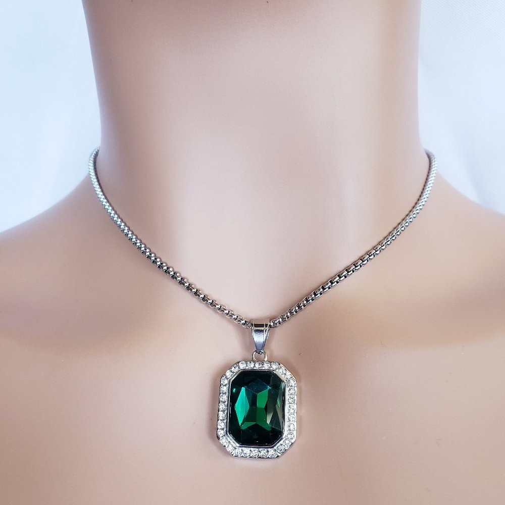Emerald Necklace - Picture 1 of 2